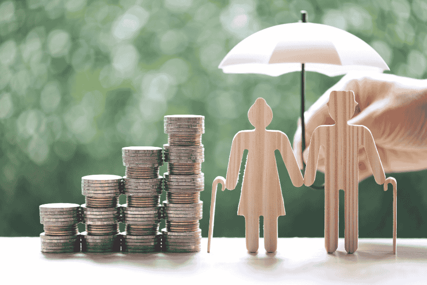Épargne retraite : piles de pièces de monnaie et figurines de personnes âgées sous un parapluie symbolisant la sécurité financière à long terme.