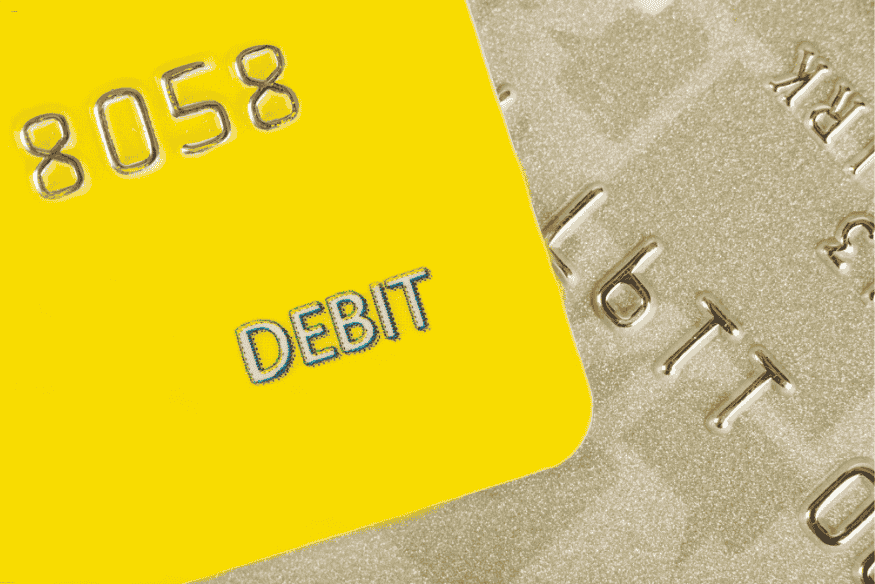 Carte de débit jaune avec numérotation embossée et mention “DEBIT” bien visible.