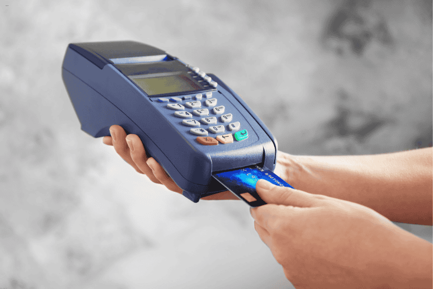 Carte bancaire insérée dans un terminal de paiement électronique pour une transaction.