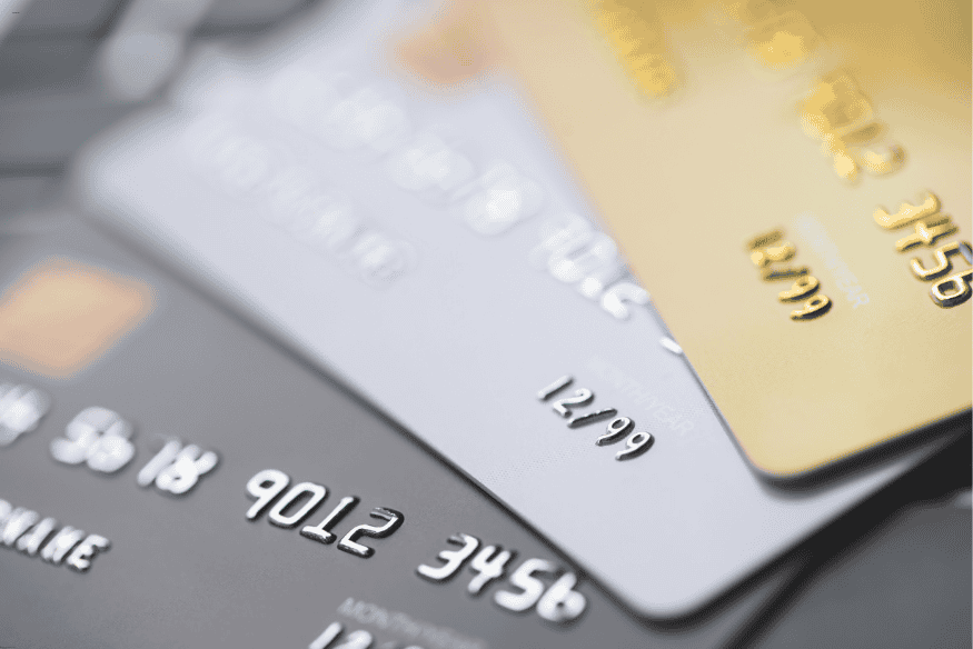 Cartes bancaires de divers niveaux posées en éventail, symbolisant les différentes options de crédit.