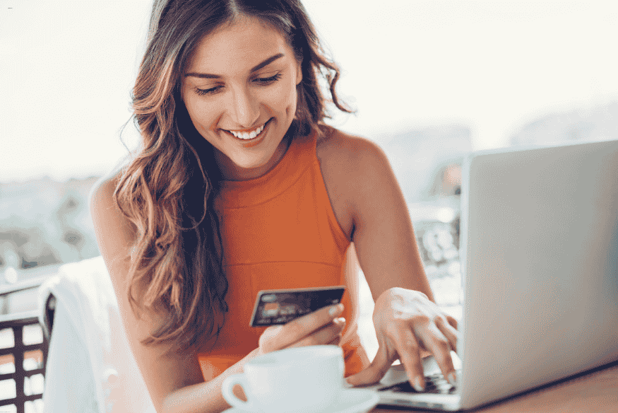 Étudiante faisant un achat en ligne avec sa carte bancaire