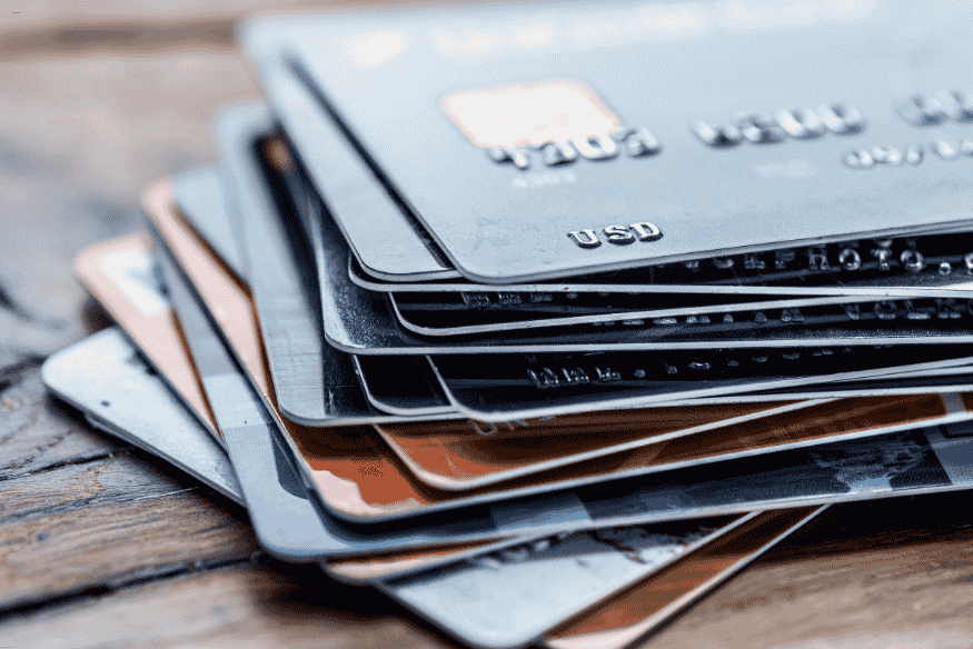 Pile de cartes de crédit de différentes couleurs.