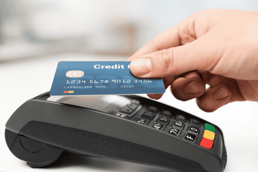 Carte bancaire bleue insérée dans un terminal de paiement.