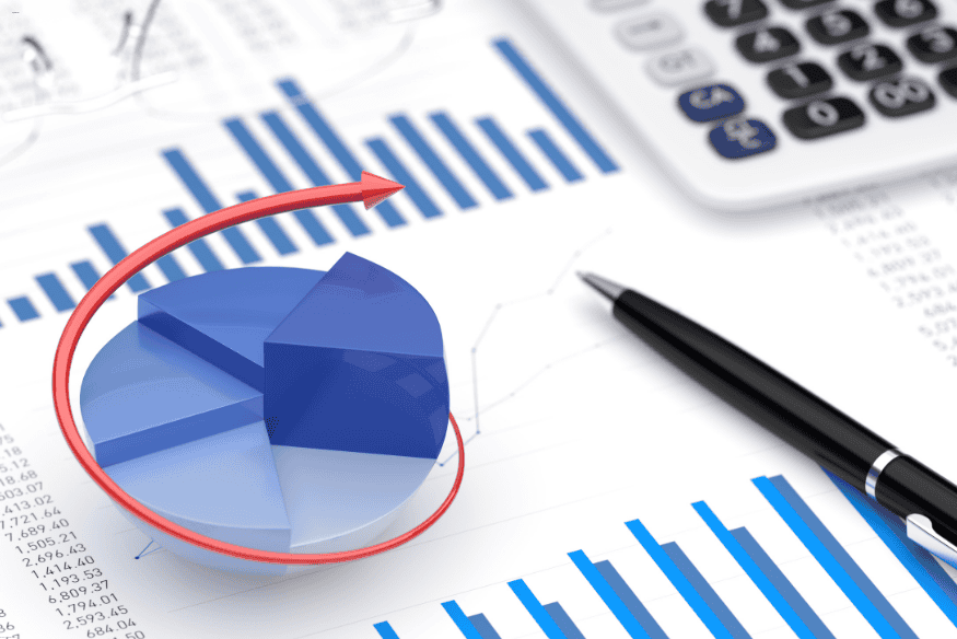 Graphique en secteurs 3D avec flèche rouge sur fond de rapports financiers et de calculatrice.