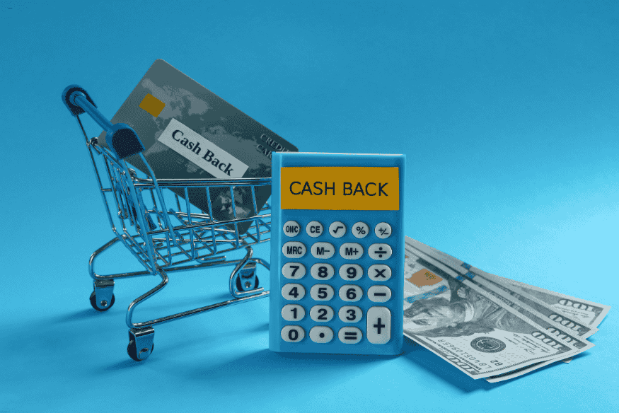 Carte cashback dans un caddie avec une calculatrice indiquant "CASH BACK" et des billets.