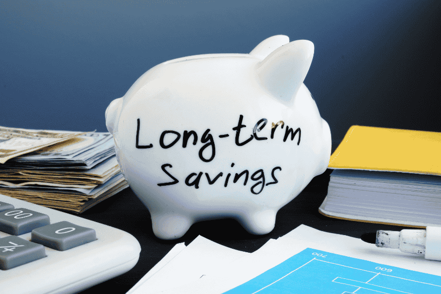 Tirelire blanche avec l’inscription "Long-term savings", représentant les économies à long terme.