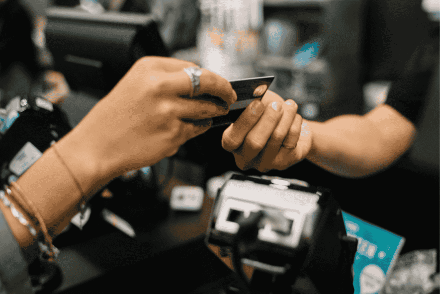 Paiement par carte bancaire en magasin, illustrant l’usage courant d’un crédit personnel pour les dépenses du quotidien.