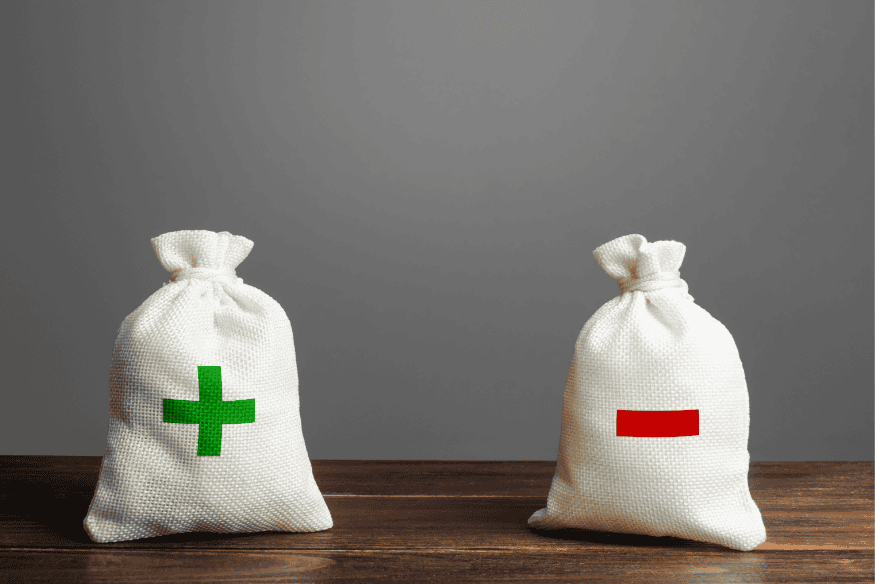 Deux sacs d’argent symbolisant les avantages et les inconvénients du crédit renouvelable à travers les signes plus et moins.