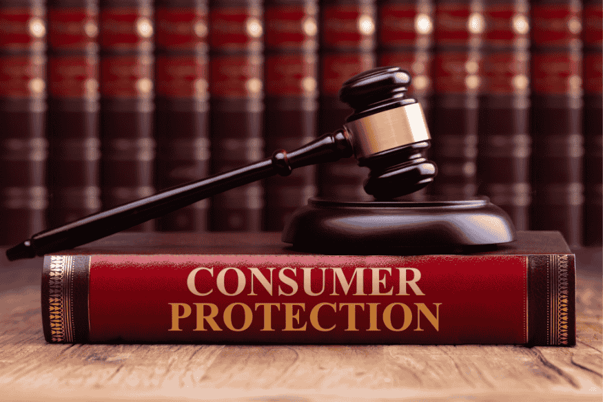 Marteau de juge posé sur un livre intitulé « Consumer Protection », illustrant les lois encadrant les crédits en France.