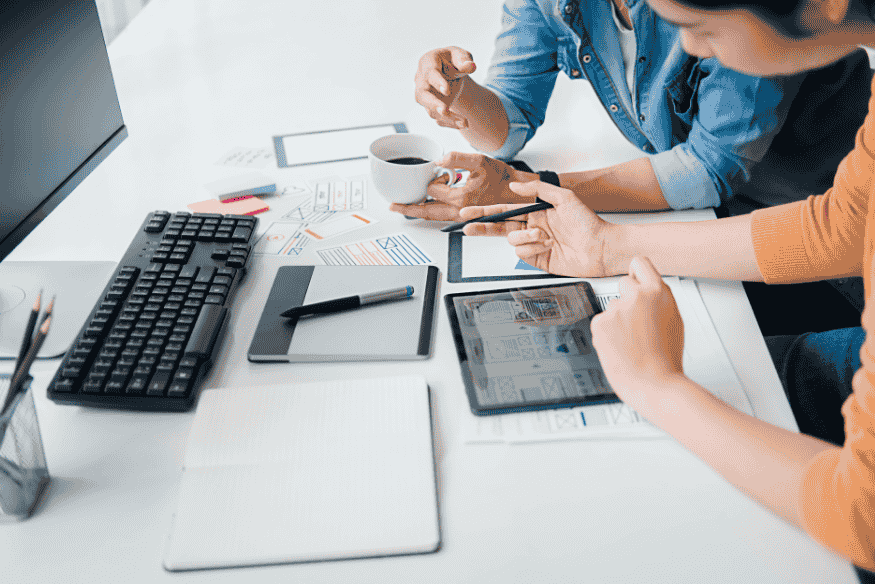 Deux personnes analysant des outils numériques pour automatiser leur épargne et planifier un projet financier.