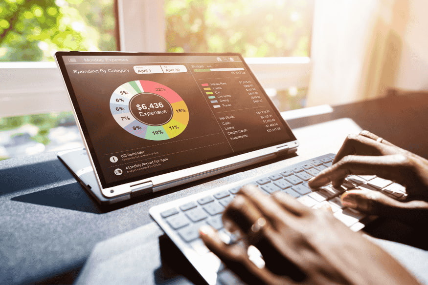 Interface d'une application de gestion financière affichant les dépenses mensuelles par catégorie avec graphiques interactifs.