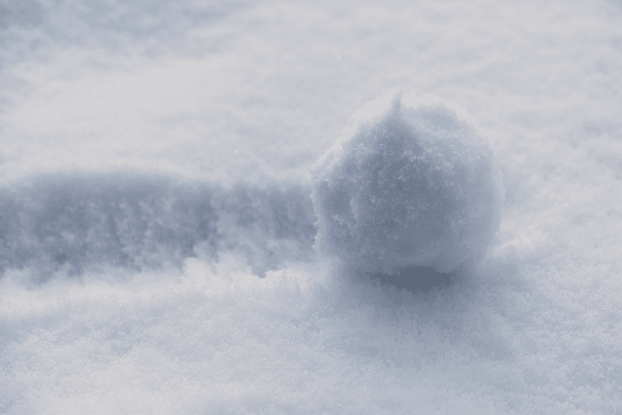 Boule de neige posée sur la neige, symbolisant la stratégie de réaffectation des paiements pour éliminer les dettes avec la méthode boule de neige.