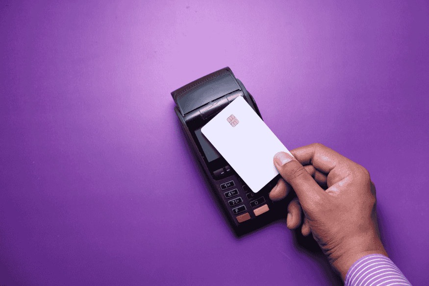 Paiement sans contact avec une carte bancaire sur terminal, limite de plafond en question