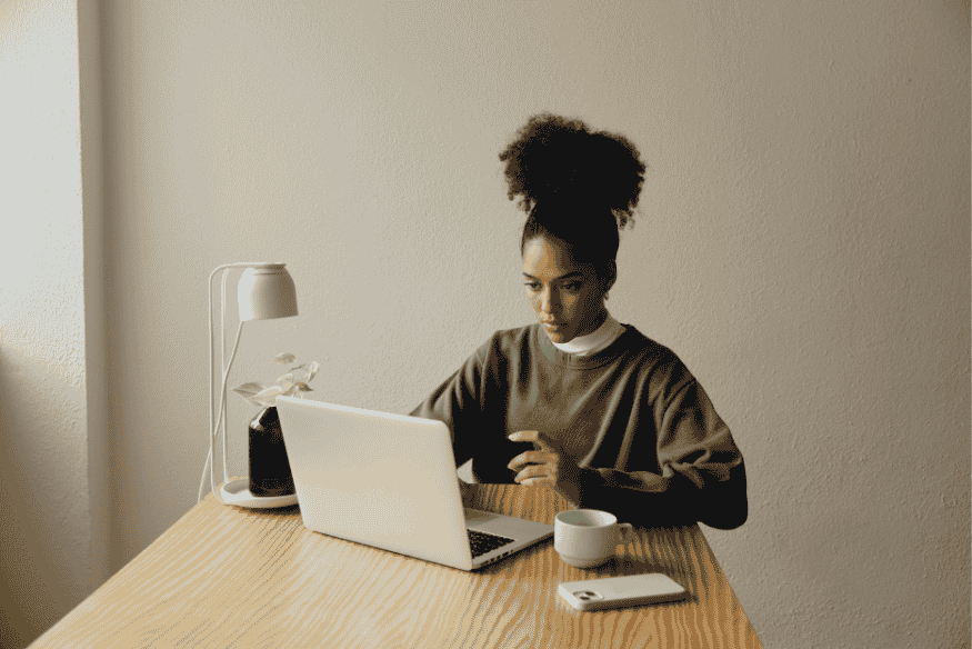 Femme concentrée devant un ordinateur, analysant ses options de rachat de crédit pour mieux gérer ses finances.