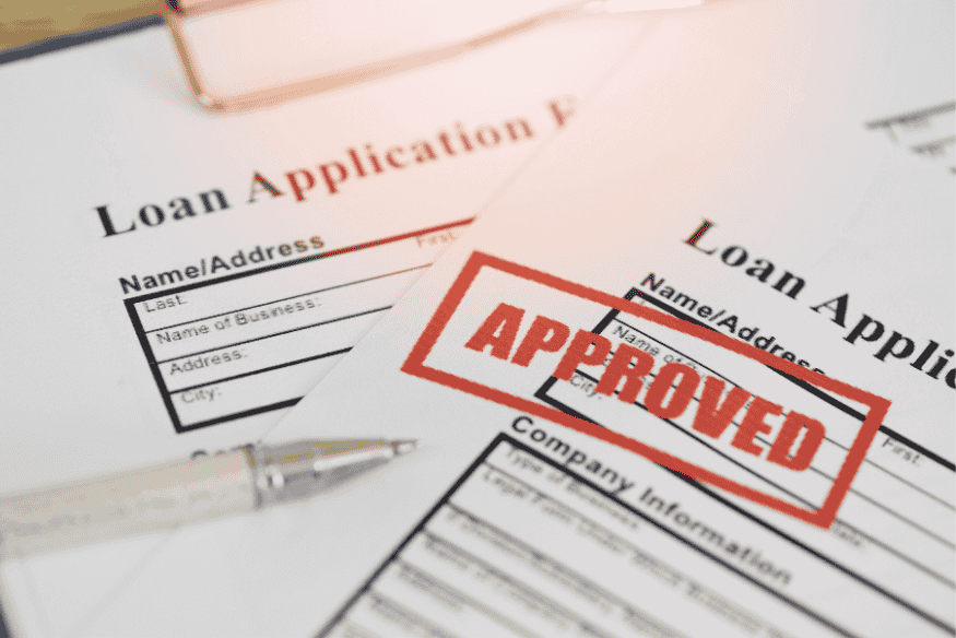 Formulaire de demande de prêt approuvée, symbolisant l’acceptation d’un rachat de crédit par un établissement financier.