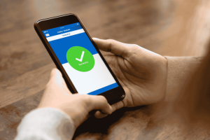 Smartphone affichant une transaction réussie comme exemple de paiement mobile et de transfert instantané entre particuliers