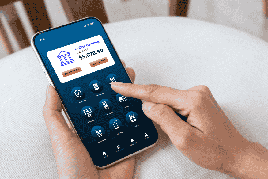 Main utilisant une application bancaire mobile pour consulter son solde, ses paiements et ses opérations grâce à l’open banking
