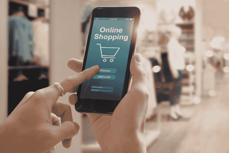 Smartphone affichant une application d’achat en ligne comme exemple de paiement mobile, de gestion des dépenses et d’open banking